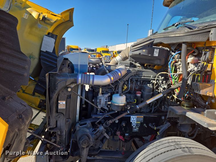 image for item DT7014 2020 Kenworth T680 semi truck