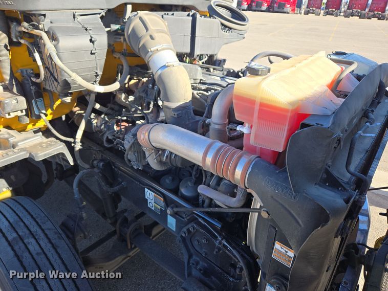 image for item DT7014 2020 Kenworth T680 semi truck