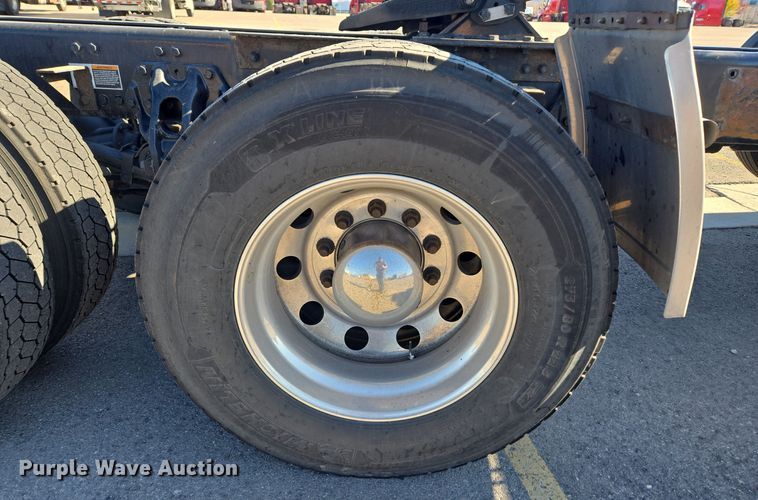 image for item DT7014 2020 Kenworth T680 semi truck