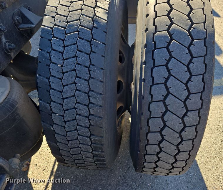 image for item DT7014 2020 Kenworth T680 semi truck