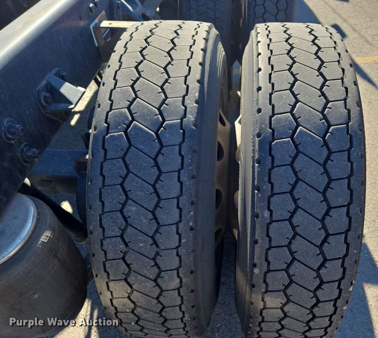 image for item DT7014 2020 Kenworth T680 semi truck