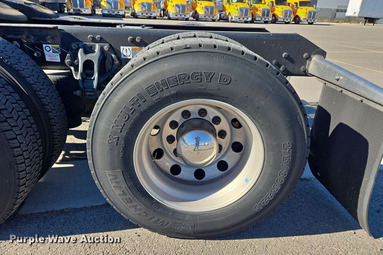 image for item DT7014 2020 Kenworth T680 semi truck