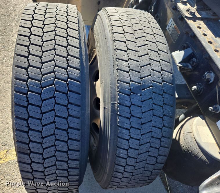 image for item DT7014 2020 Kenworth T680 semi truck