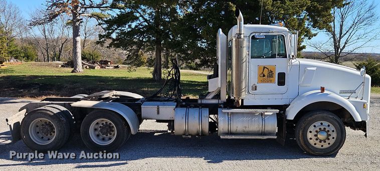 image for item DT7573 1992 Kenworth T800 semi truck