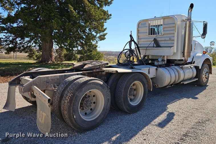 image for item DT7573 1992 Kenworth T800 semi truck