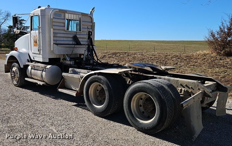 image for item DT7573 1992 Kenworth T800 semi truck