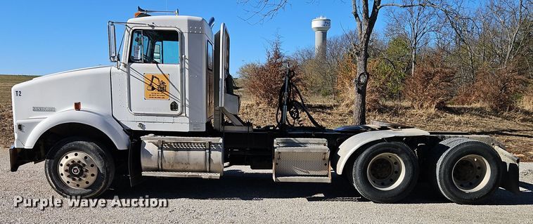 image for item DT7573 1992 Kenworth T800 semi truck