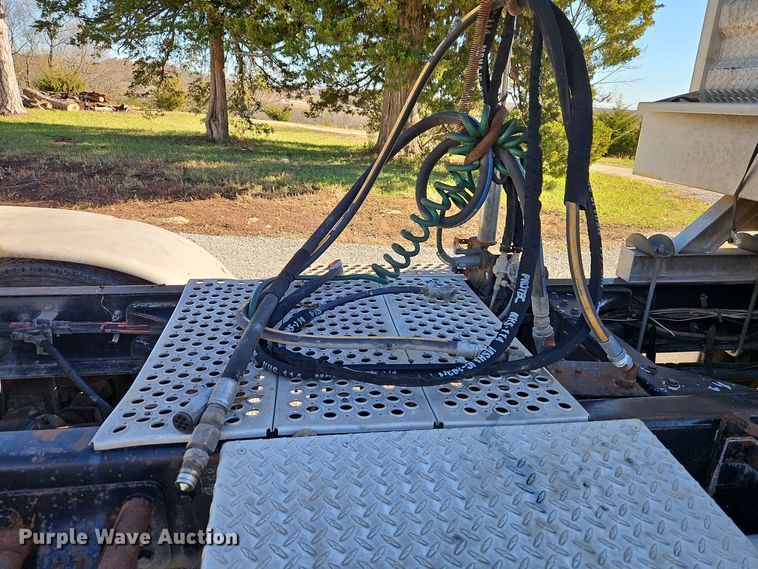 image for item DT7573 1992 Kenworth T800 semi truck