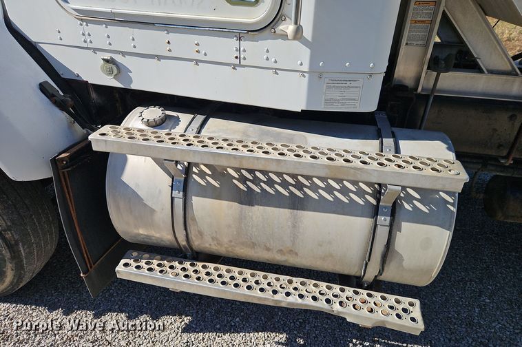 image for item DT7573 1992 Kenworth T800 semi truck