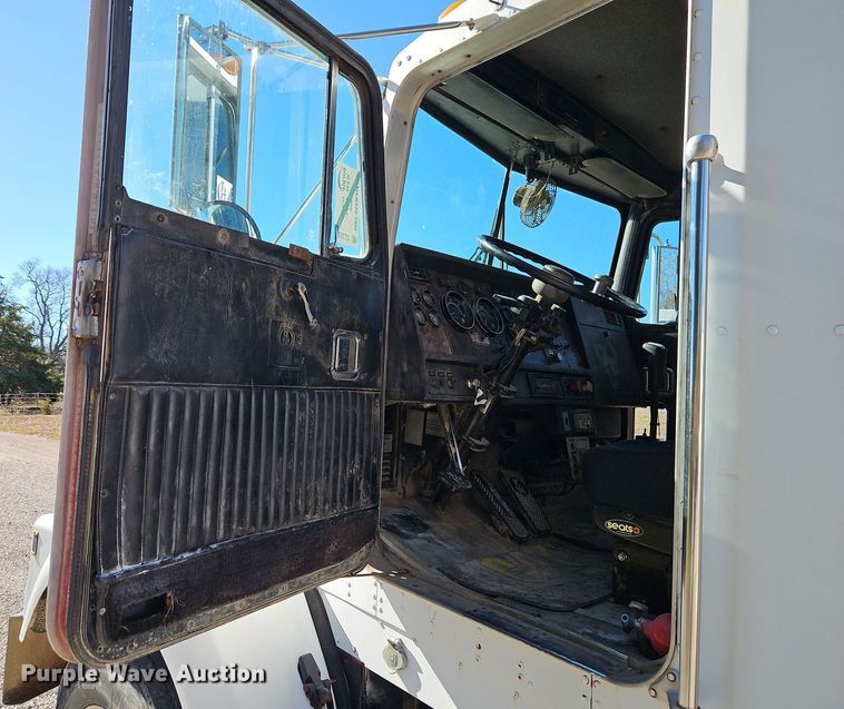 image for item DT7573 1992 Kenworth T800 semi truck