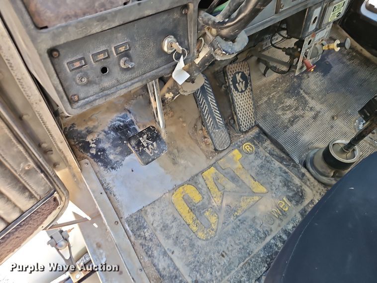 image for item DT7573 1992 Kenworth T800 semi truck