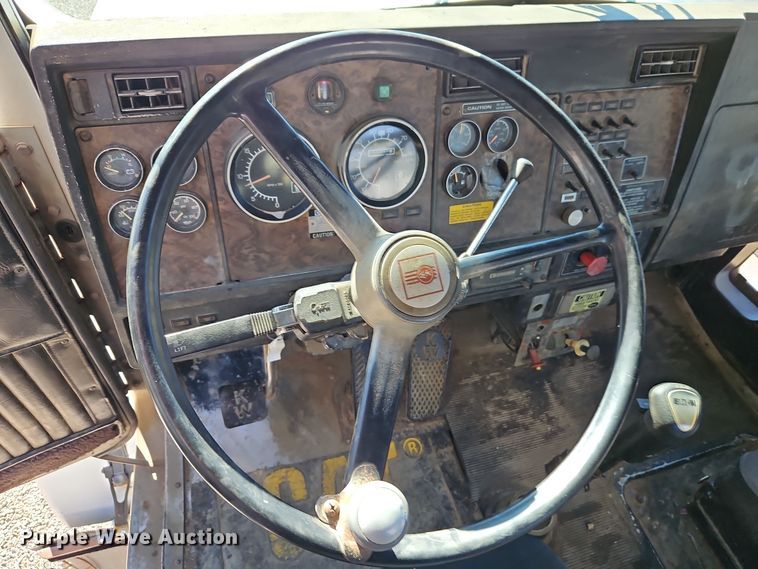 image for item DT7573 1992 Kenworth T800 semi truck