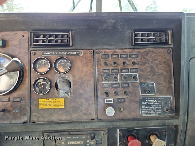 image for item DT7573 1992 Kenworth T800 semi truck