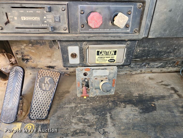 image for item DT7573 1992 Kenworth T800 semi truck