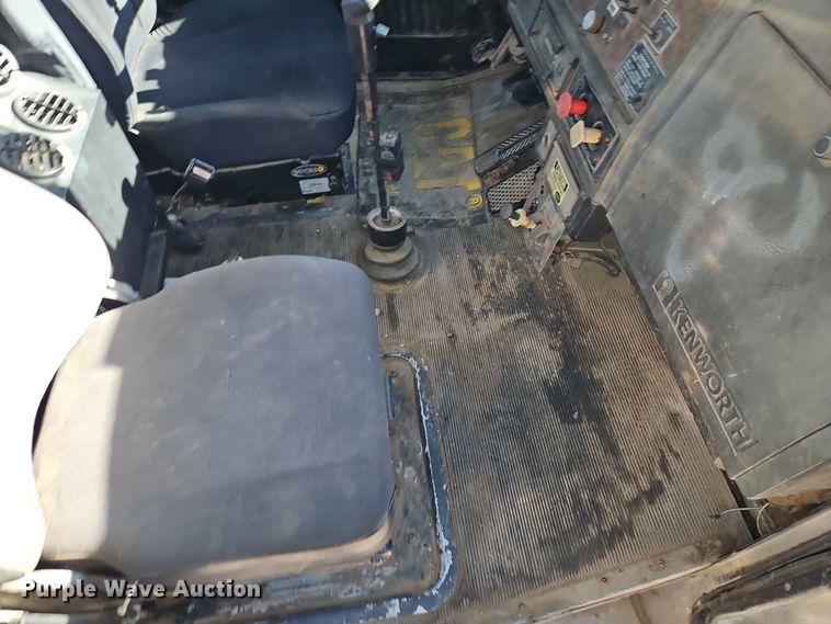 image for item DT7573 1992 Kenworth T800 semi truck