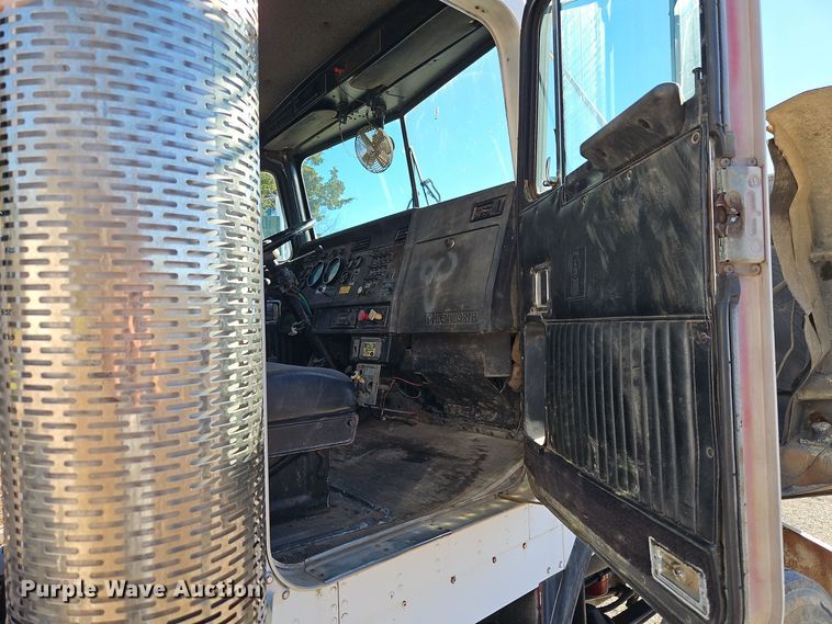 image for item DT7573 1992 Kenworth T800 semi truck