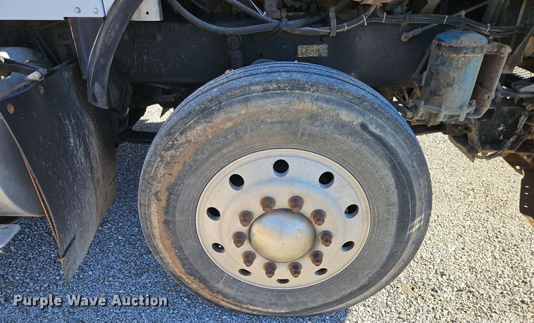 image for item DT7573 1992 Kenworth T800 semi truck