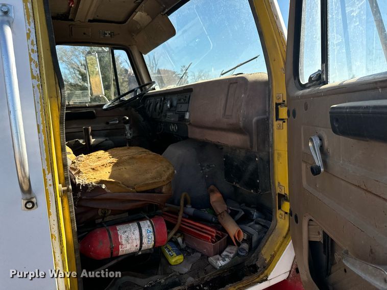 image for item DV2850 1981 International 1954 winch truck