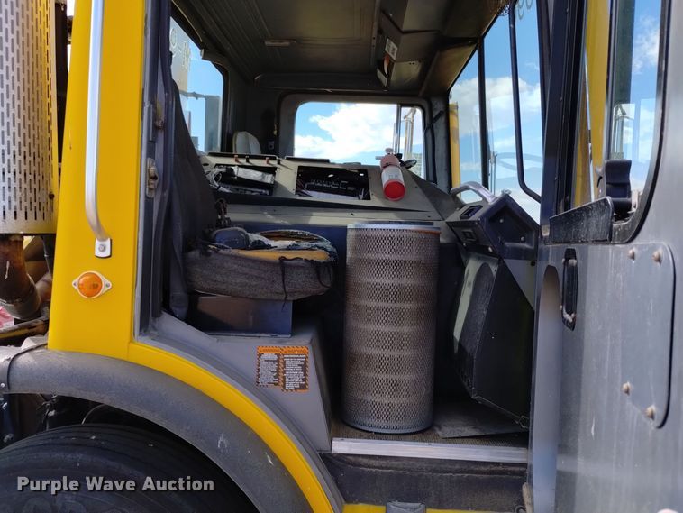 image for item DV6516 1997 Mack MR6 semi truck