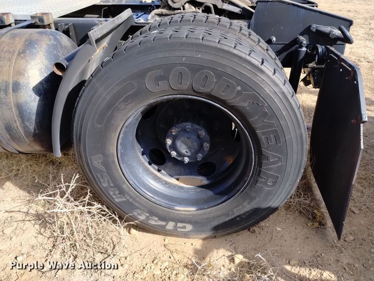 image for item DV6516 1997 Mack MR6 semi truck