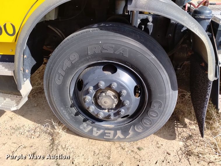 image for item DV6516 1997 Mack MR6 semi truck