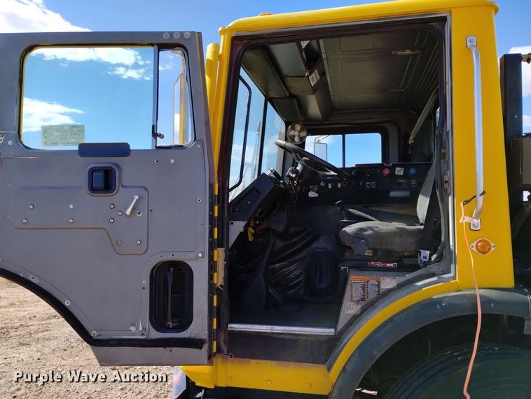 image for item DV6517 1997 Mack MR6 semi truck