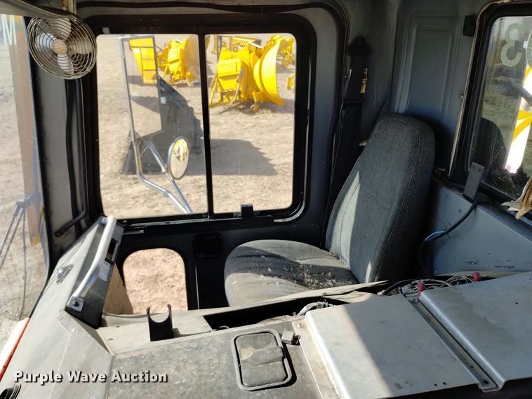 image for item DV6517 1997 Mack MR6 semi truck