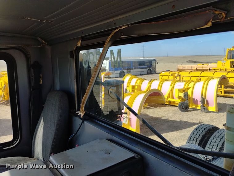 image for item DV6517 1997 Mack MR6 semi truck