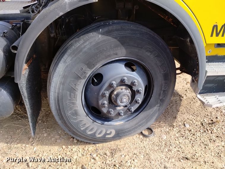 image for item DV6517 1997 Mack MR6 semi truck