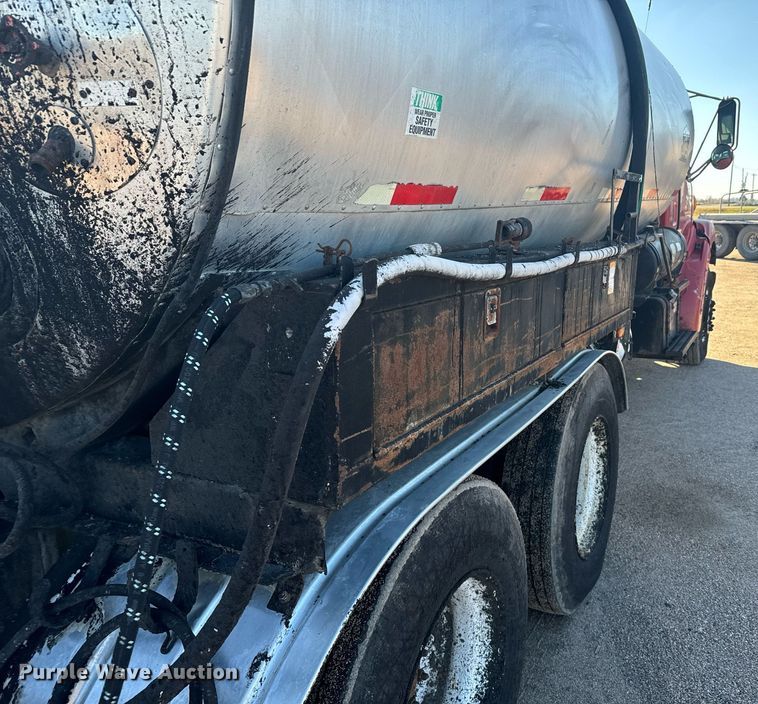 image for item DX3771 2000 Sterling LT7500 oil distributor truck