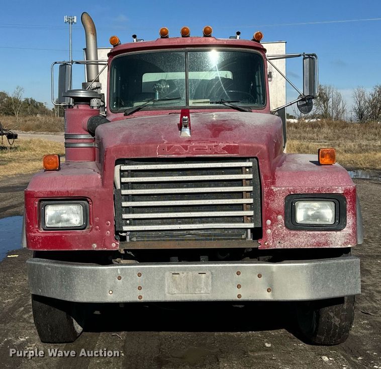 image for item DX3774 1996 Mack RD600 dump truck