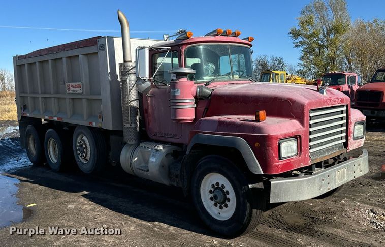 image for item DX3774 1996 Mack RD600 dump truck