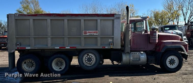 image for item DX3774 1996 Mack RD600 dump truck