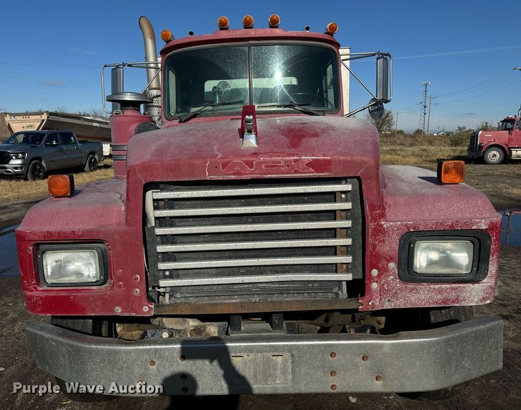 image for item DX3774 1996 Mack RD600 dump truck