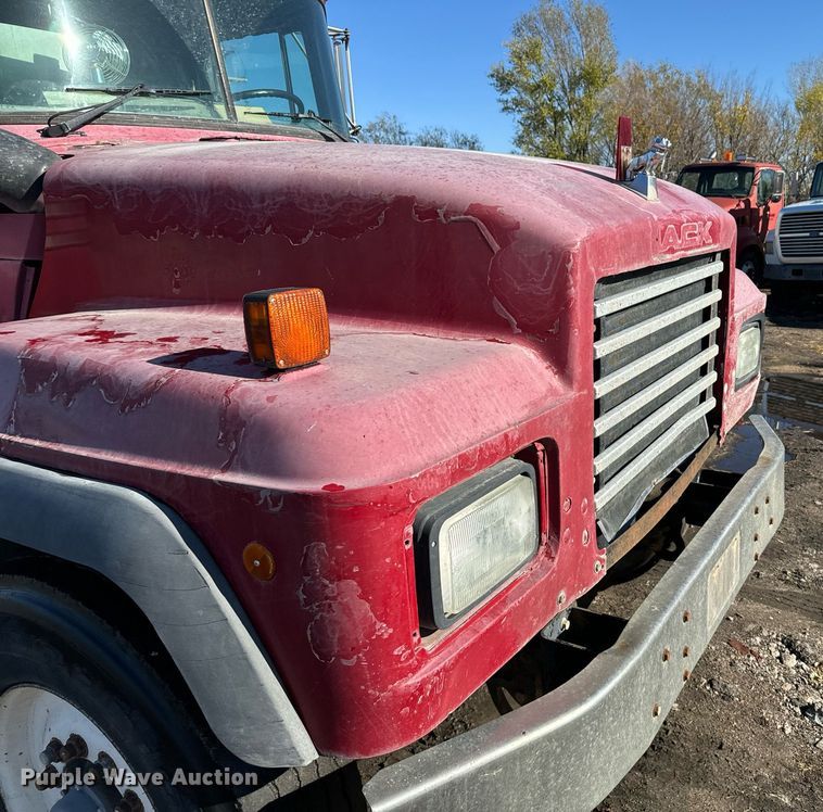 image for item DX3774 1996 Mack RD600 dump truck