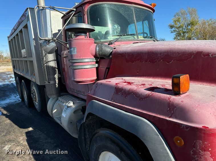 image for item DX3774 1996 Mack RD600 dump truck