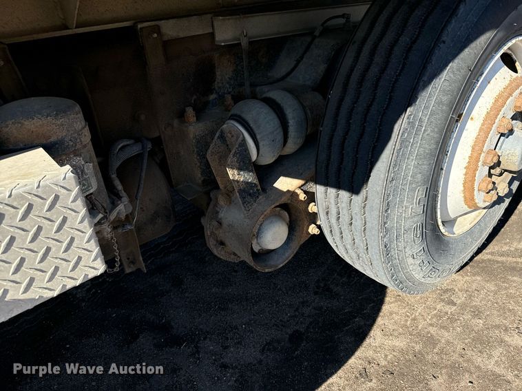 image for item DX3774 1996 Mack RD600 dump truck