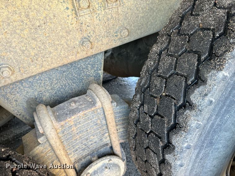 image for item DX3774 1996 Mack RD600 dump truck