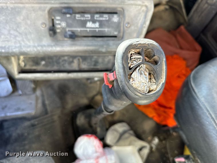 image for item DX3774 1996 Mack RD600 dump truck