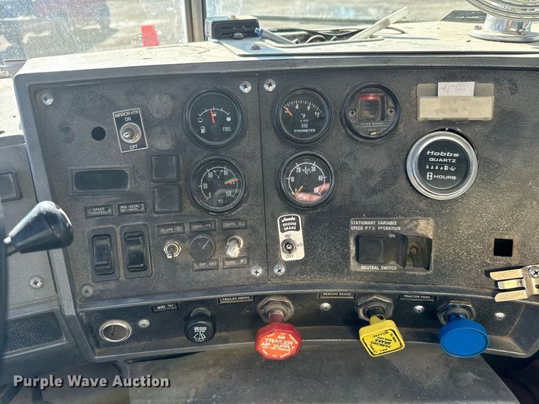 image for item DX3774 1996 Mack RD600 dump truck