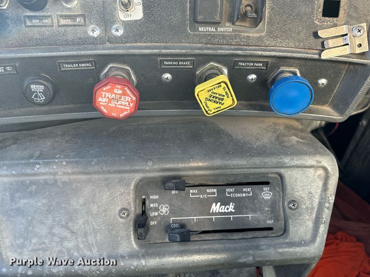 image for item DX3774 1996 Mack RD600 dump truck