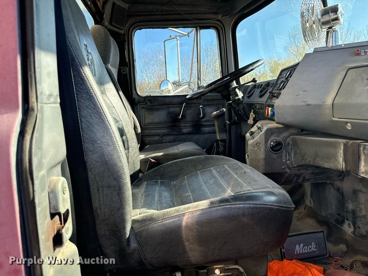 image for item DX3774 1996 Mack RD600 dump truck