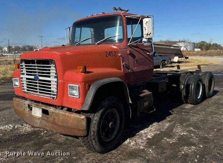 image for item DX3775 1989 Ford LT9000 truck cab and chassis