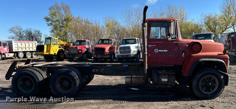 image for item DX3775 1989 Ford LT9000 truck cab and chassis