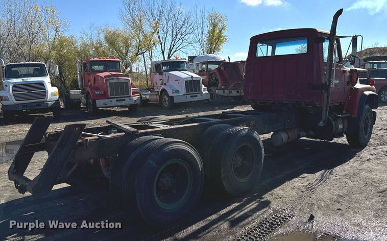 image for item DX3775 1989 Ford LT9000 truck cab and chassis