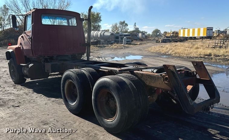 image for item DX3775 1989 Ford LT9000 truck cab and chassis