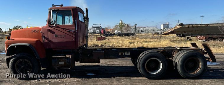 image for item DX3775 1989 Ford LT9000 truck cab and chassis