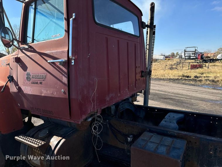 image for item DX3775 1989 Ford LT9000 truck cab and chassis