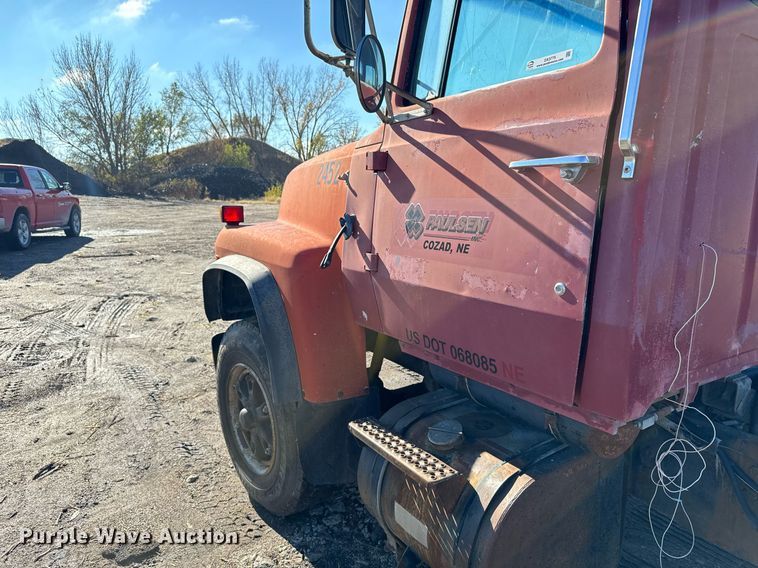 image for item DX3775 1989 Ford LT9000 truck cab and chassis