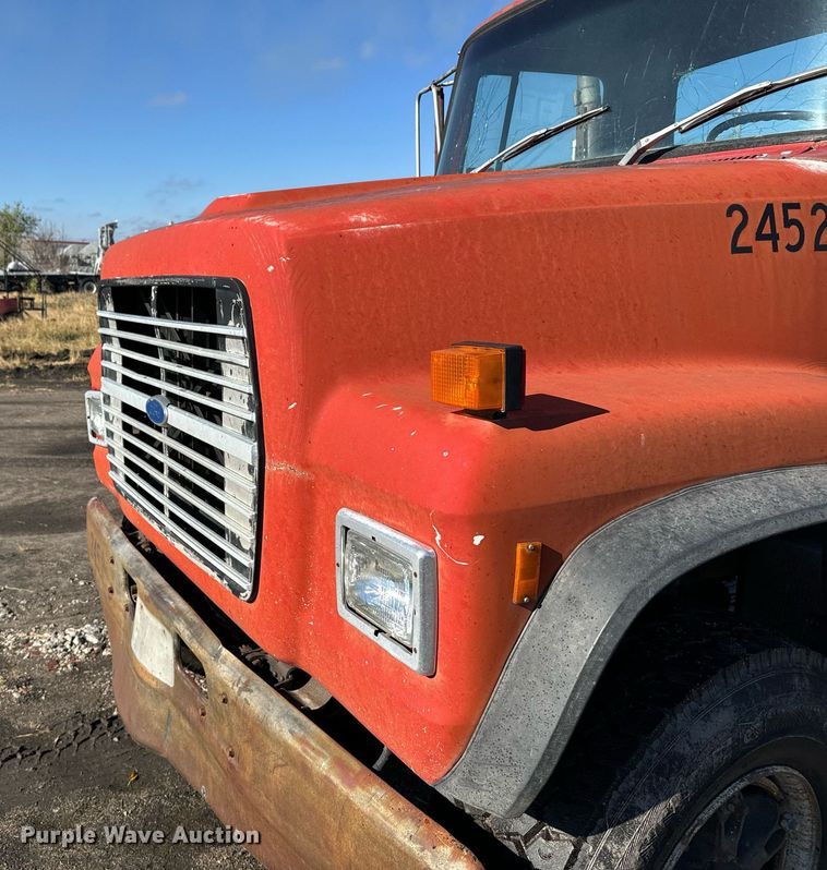 image for item DX3775 1989 Ford LT9000 truck cab and chassis
